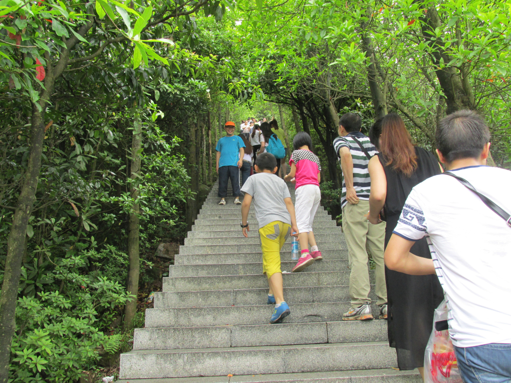 月博2015年“五一”节组织爬山活动。(图4)