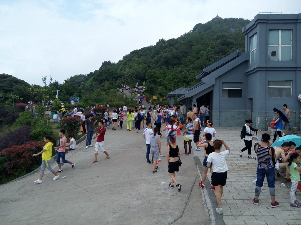 月博2015年“五一”节组织爬山活动。(图5)